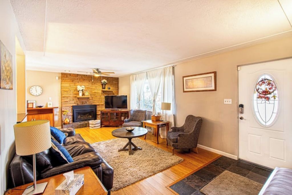Photo of Livingroom in North Alameda