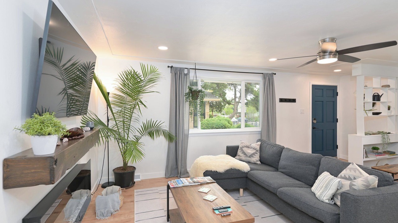 Photo of Livingroom in Delmar Parkway