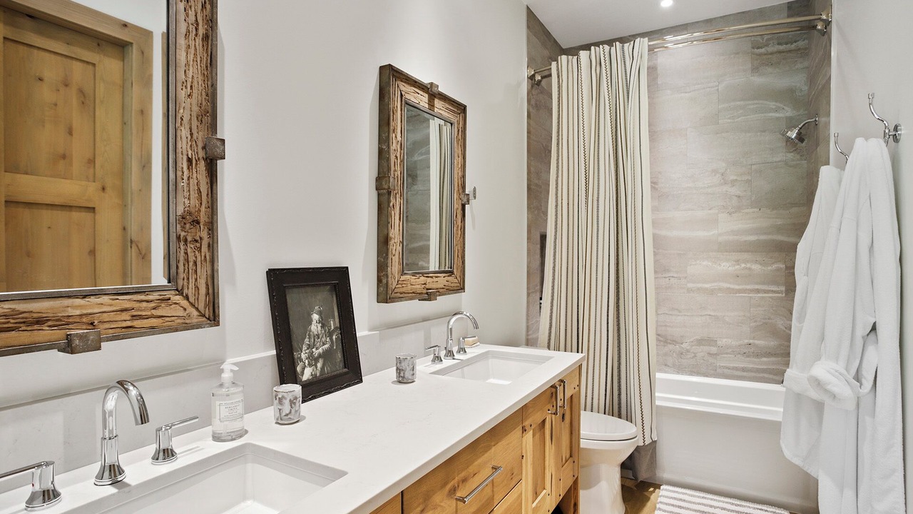 Photo of Bathroom in Peak 8