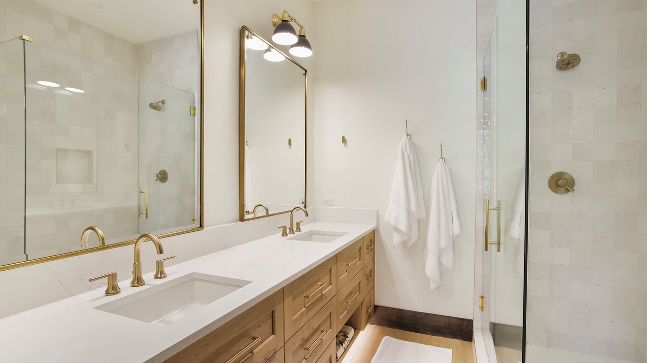 Photo of Bathroom in Peak 8