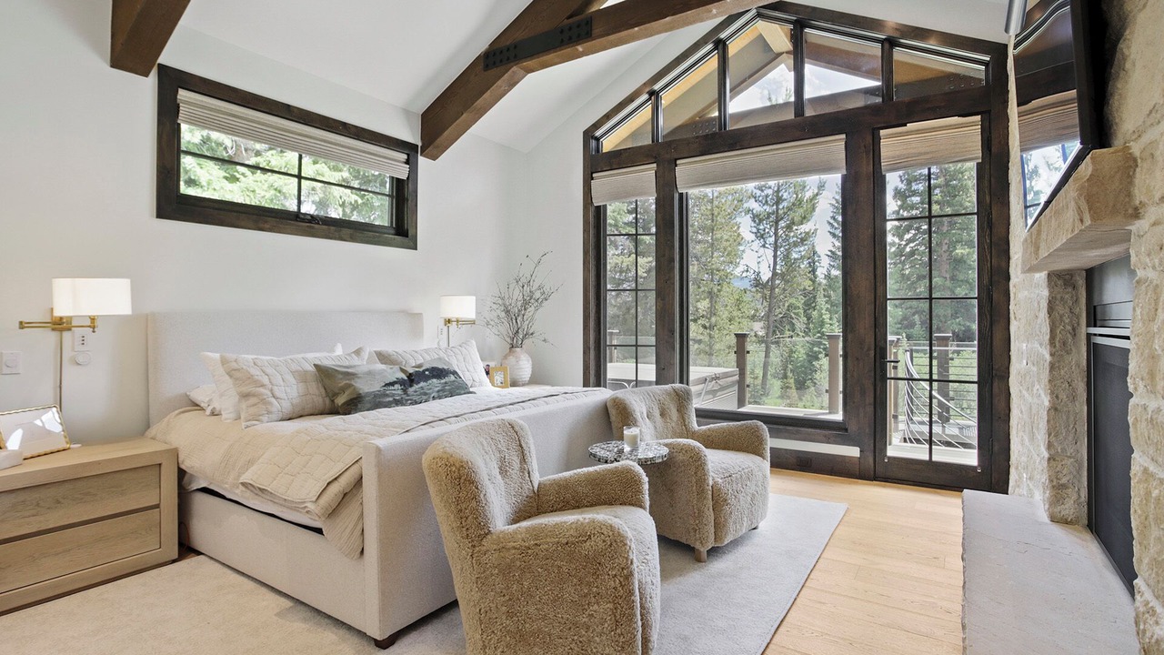 Photo of Livingroom in Peak 8