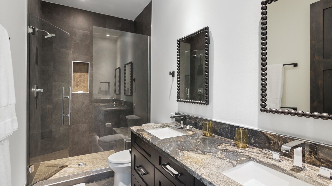 Photo of Bathroom in Peak 8