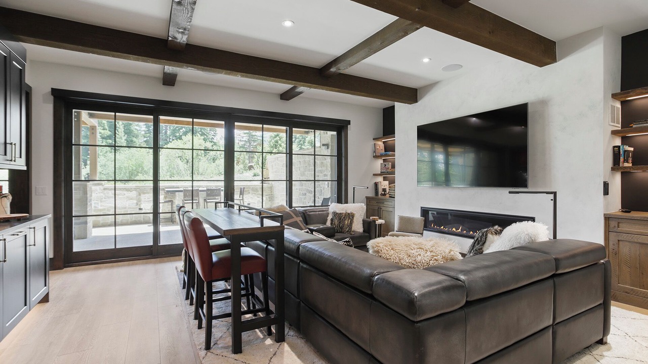 Photo of Livingroom in Peak 8
