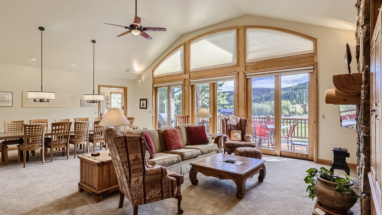 Photo of Livingroom in Three Peaks