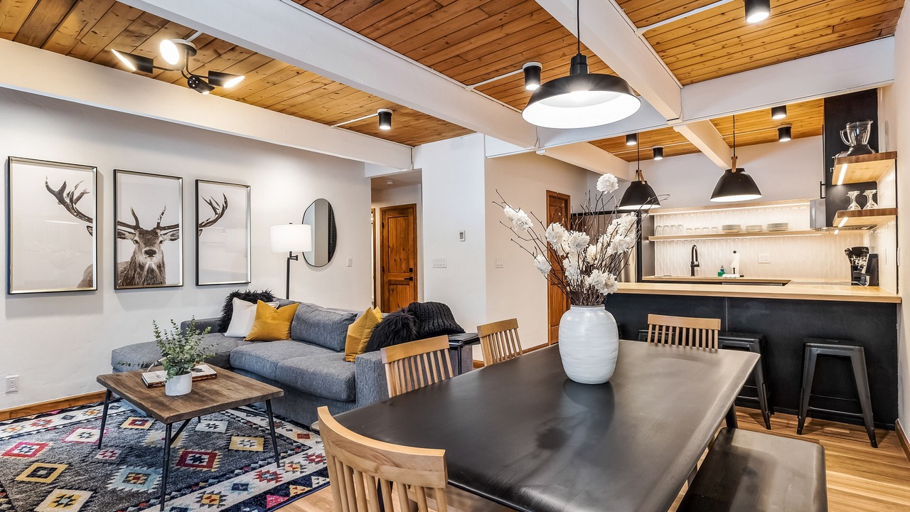 Photo of Livingroom in Peak 9