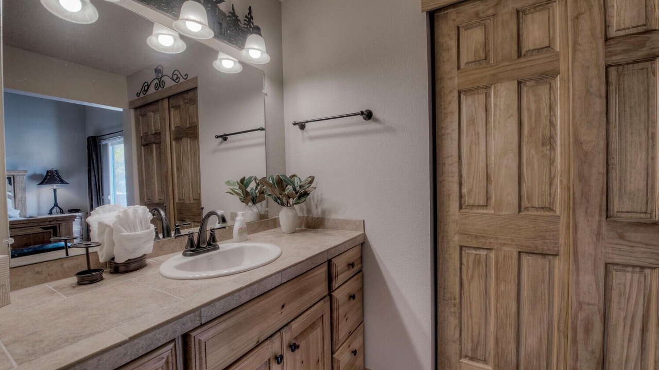 Photo of Bathroom in Four O'Clock