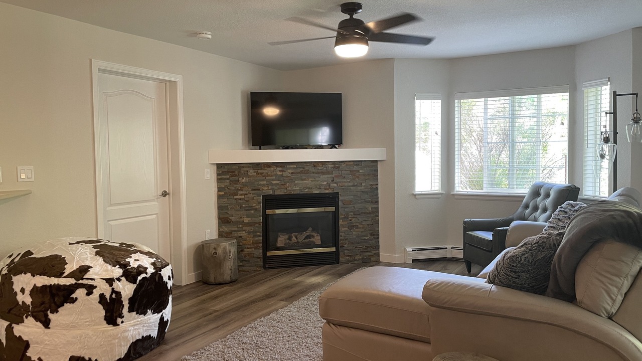 Photo of Livingroom in Edwards