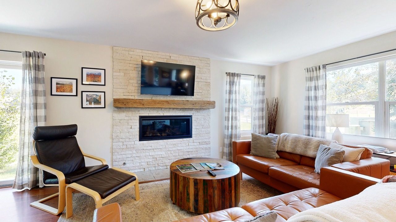 Photo of Livingroom in Edwards