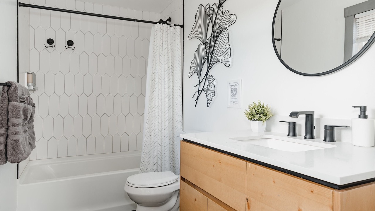 Photo of Bathroom in Pleasant Park Corridor