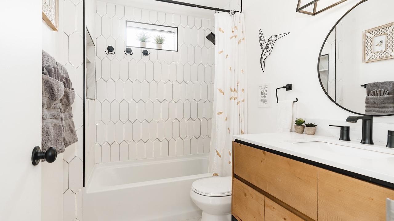 Photo of Bathroom in Pleasant Park Corridor