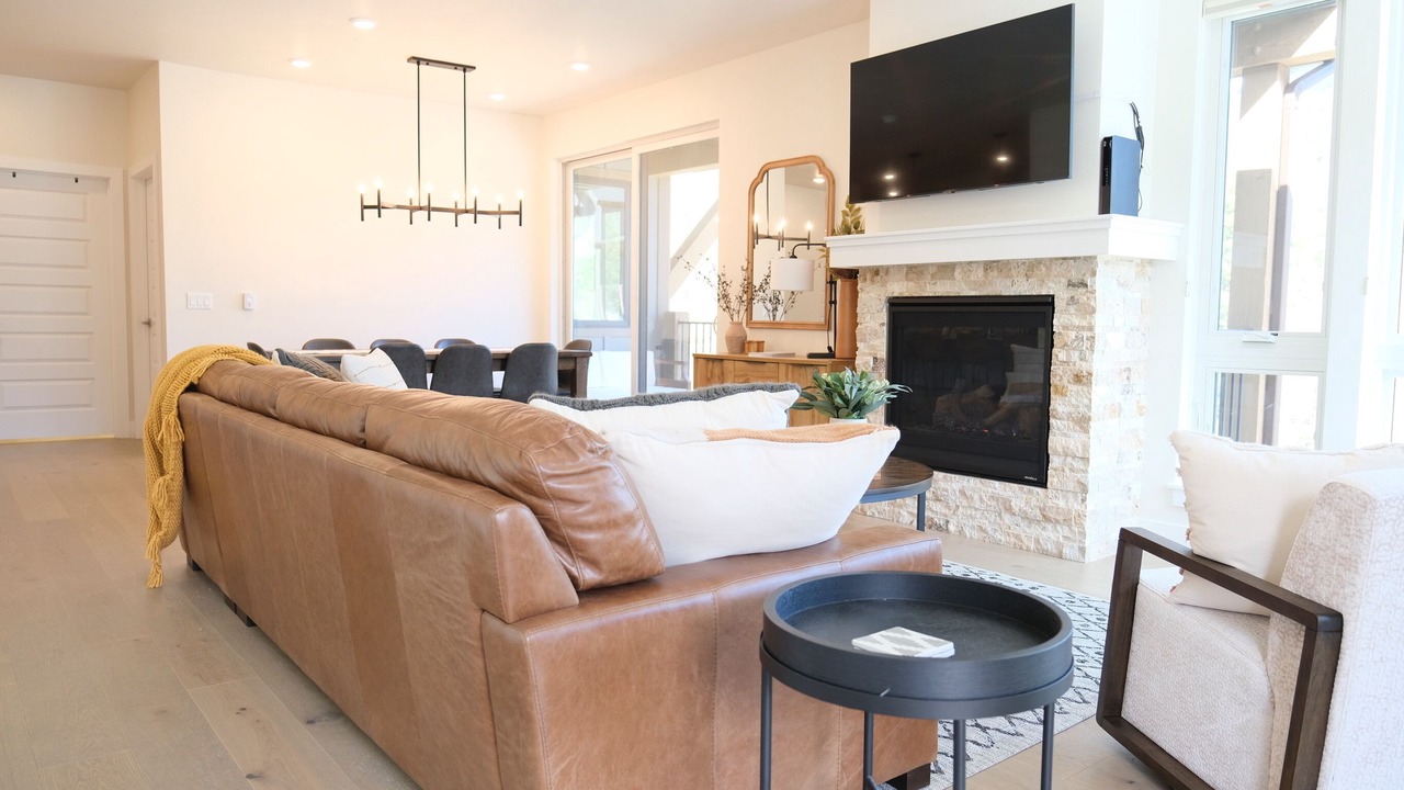 Photo of Livingroom in Lakeside Village
