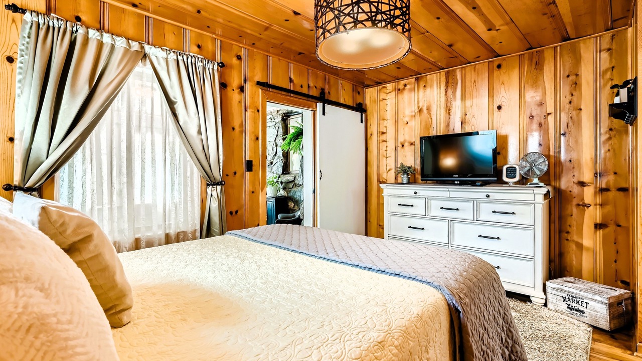 Photo of Bedroom in Idaho Springs