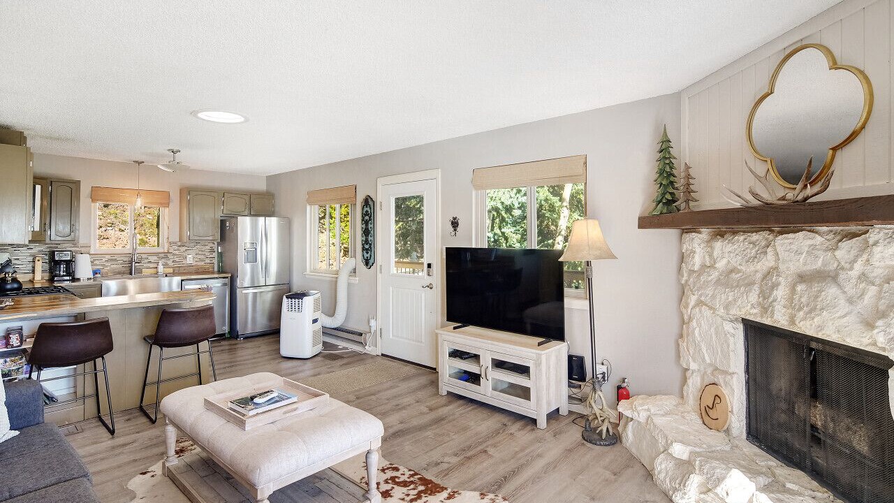 Photo of Livingroom in Evergreen