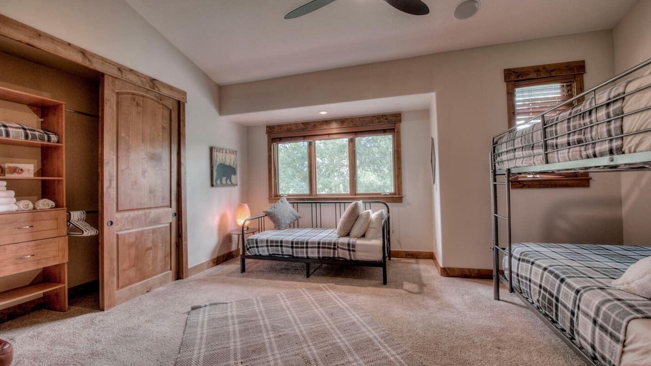 Photo of Bedroom in Three Peaks