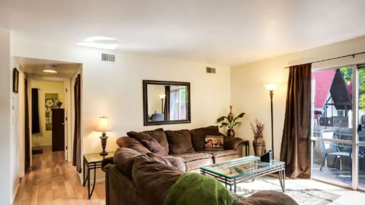 Photo of Livingroom in Glenwood Grove - North Iris