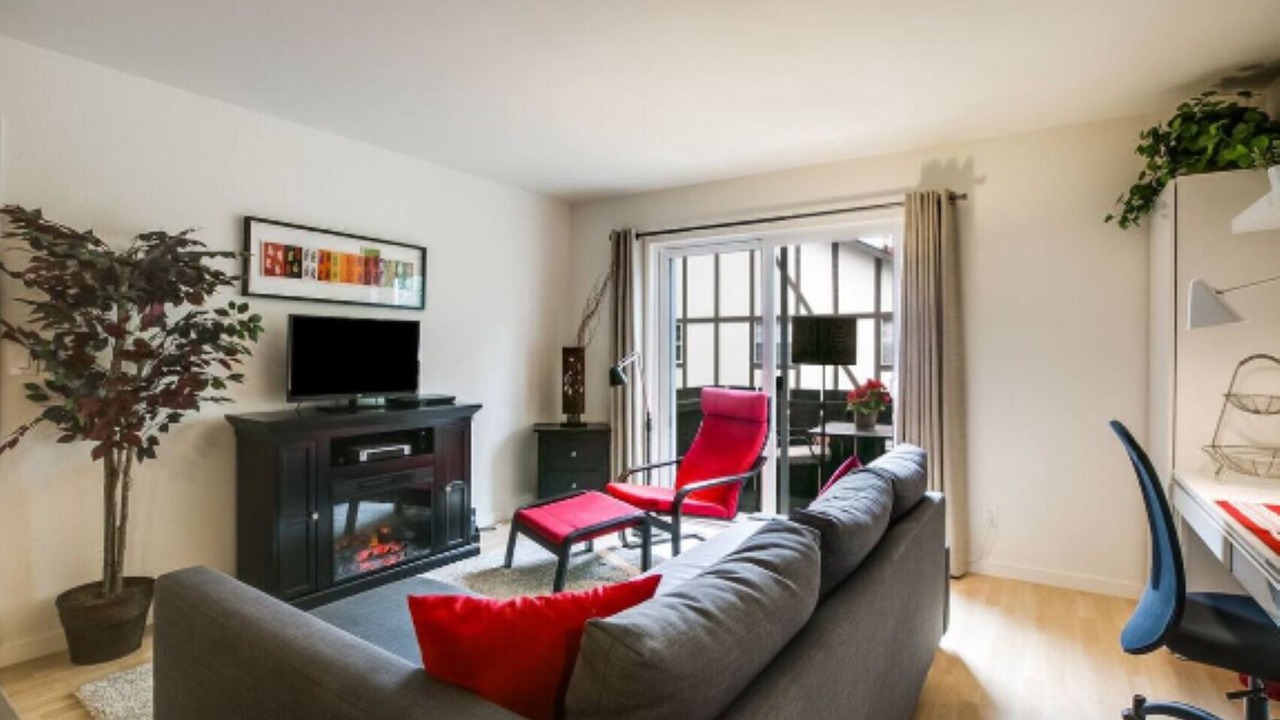 Photo of Livingroom in Glenwood Grove - North Iris