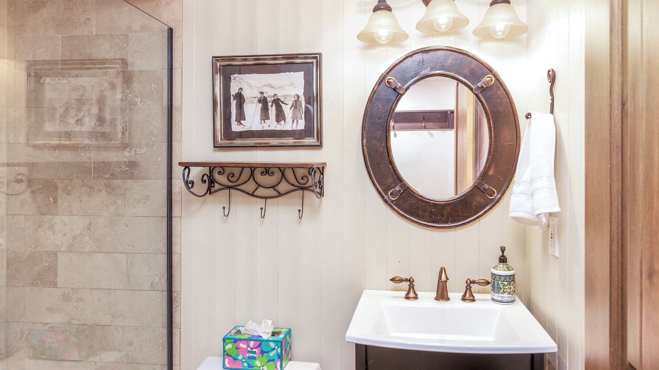 Photo of Bathroom in Four O'Clock