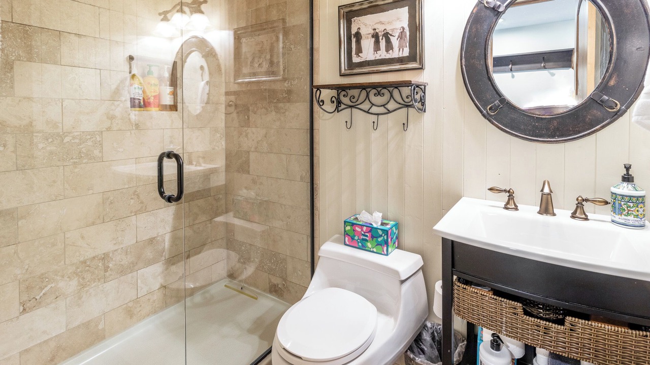 Photo of Bathroom in Four O'Clock