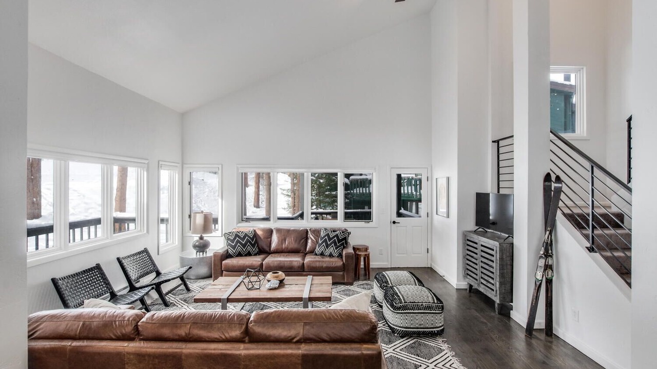 Photo of Livingroom in Warrior's Mark West
