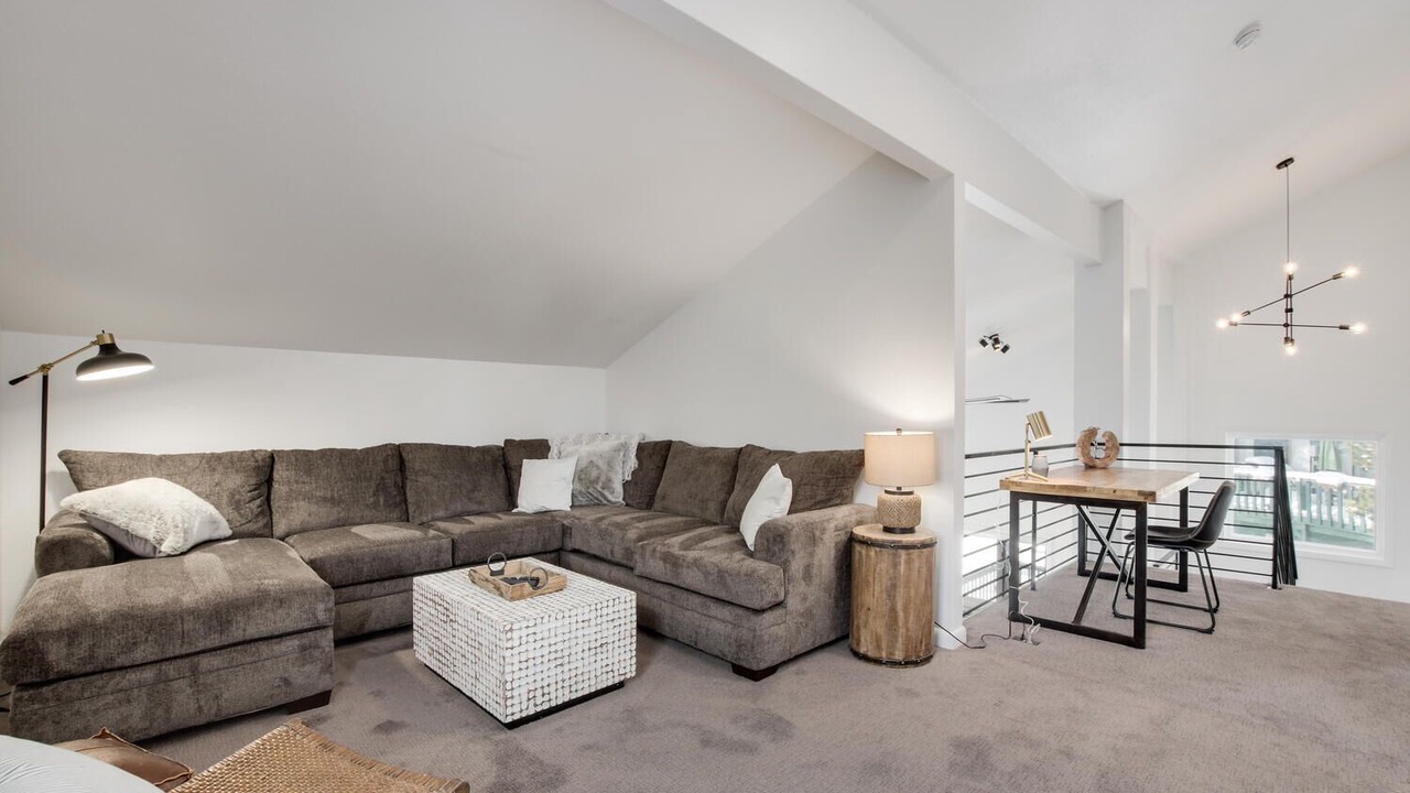 Photo of Livingroom in Warrior's Mark West
