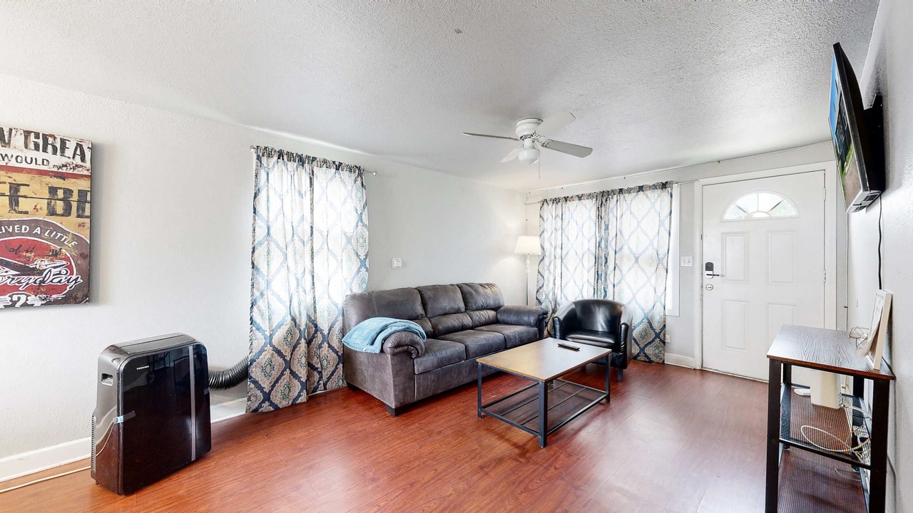 Photo of Livingroom in Dupont