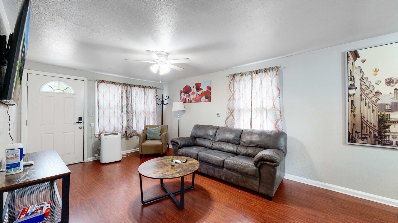 Photo of Livingroom in Dupont
