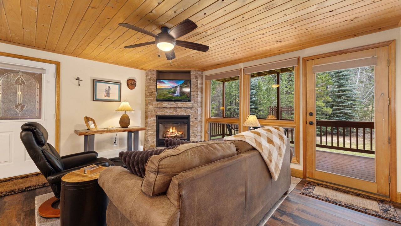 Photo of Livingroom in Fall River Estates