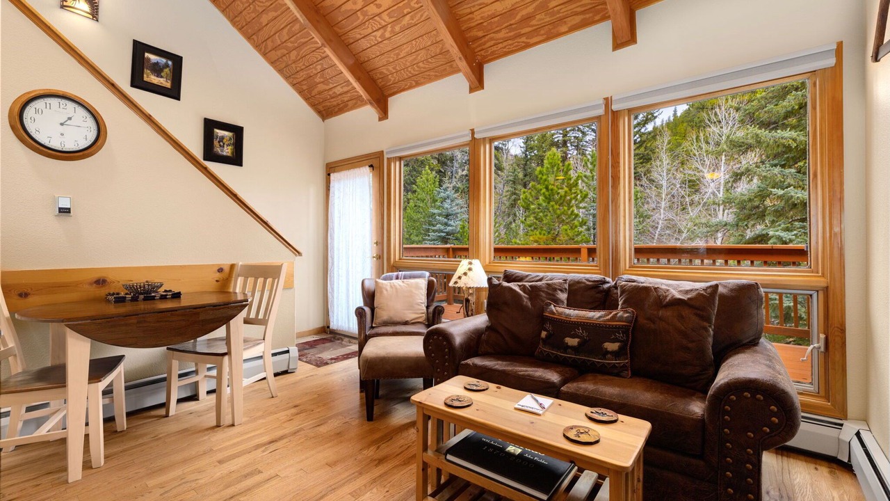 Photo of Livingroom in Fall River Estates