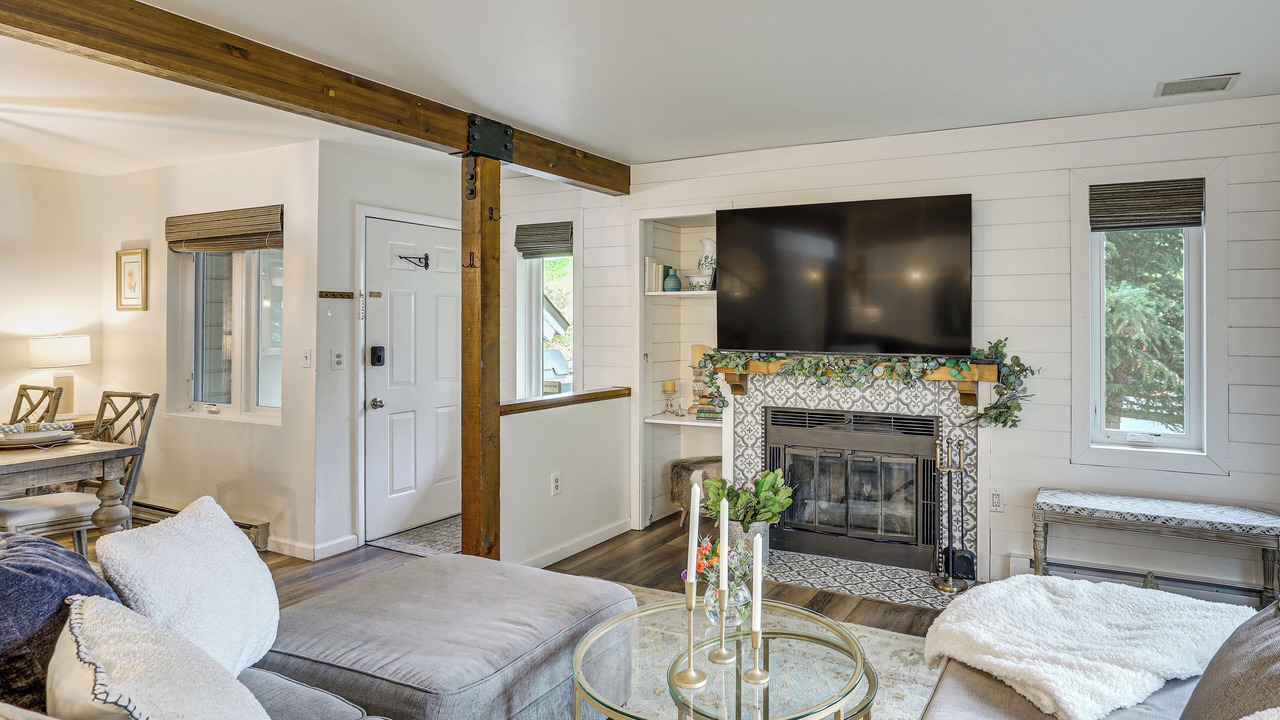 Photo of Livingroom in Edwards