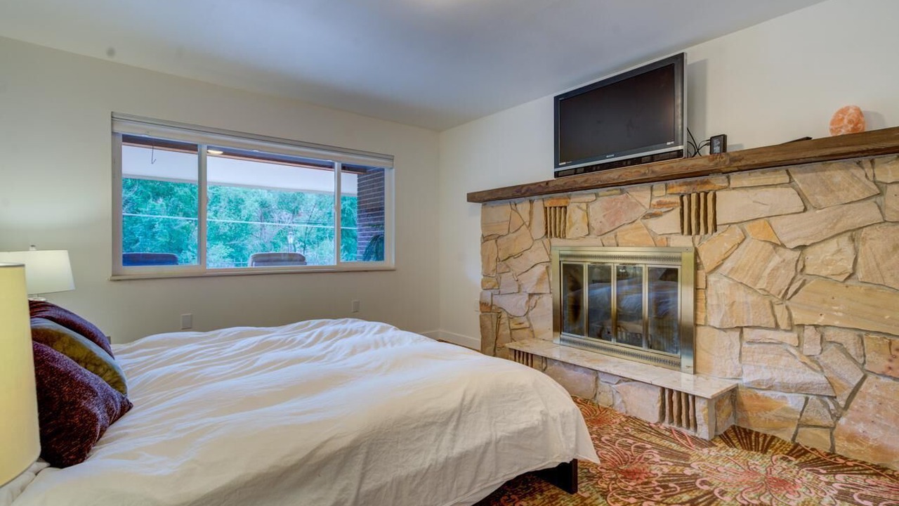 Photo of Bedroom in Manitou Springs Historic District