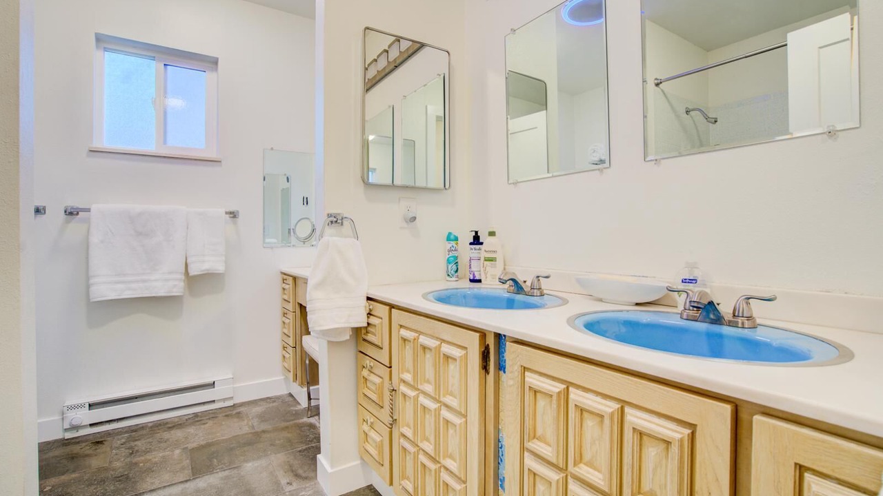 Photo of Bathroom in Manitou Springs Historic District