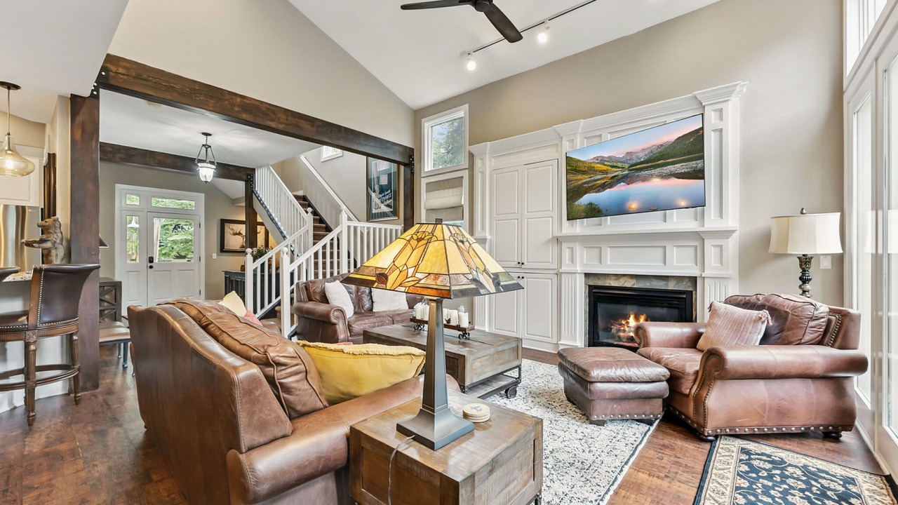 Photo of Livingroom in Peak 8