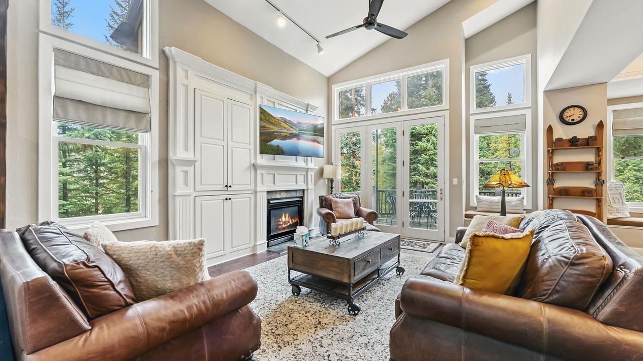 Photo of Livingroom in Peak 8