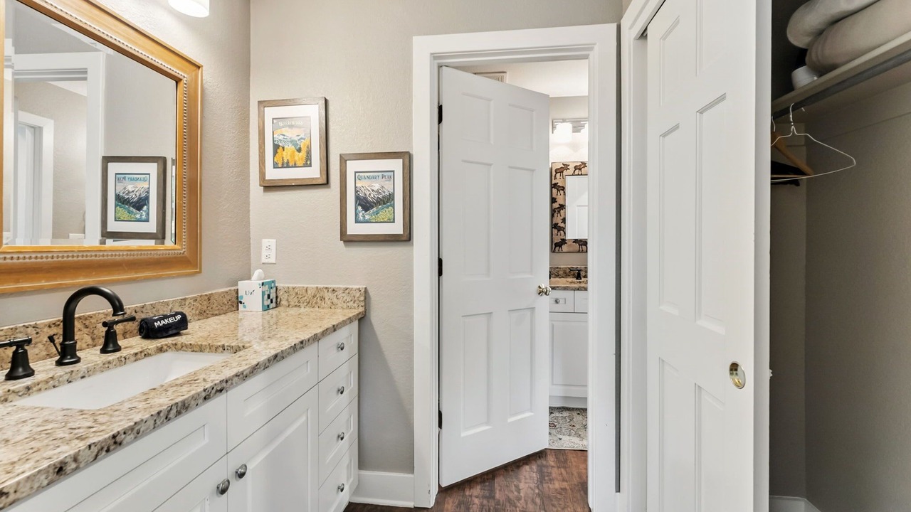 Photo of Bathroom in Peak 8