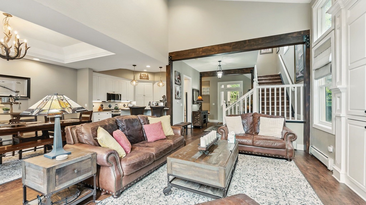 Photo of Livingroom in Peak 8