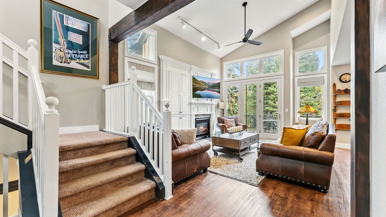Photo of Livingroom in Peak 8