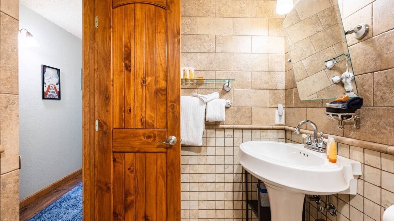 Photo of Bathroom in Peak 8