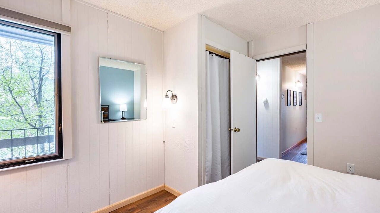 Photo of Bedroom in Peak 8