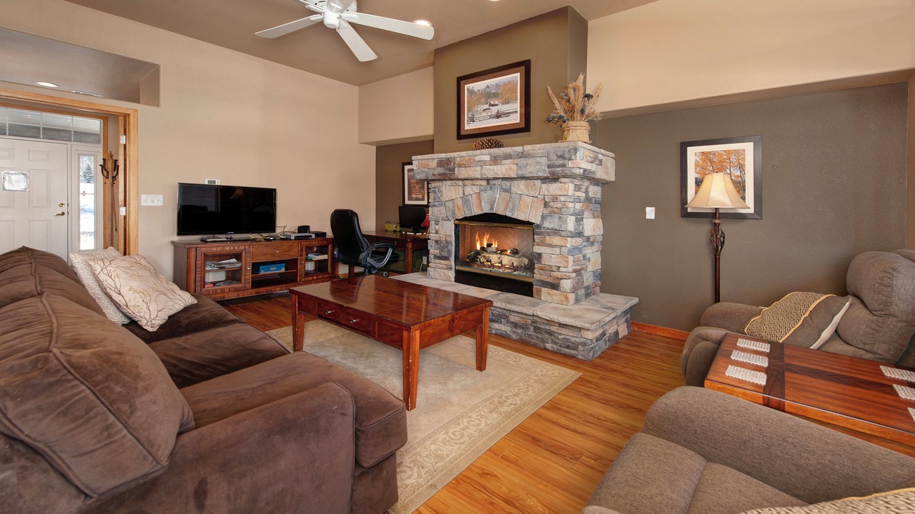 Photo of Livingroom in Three Peaks