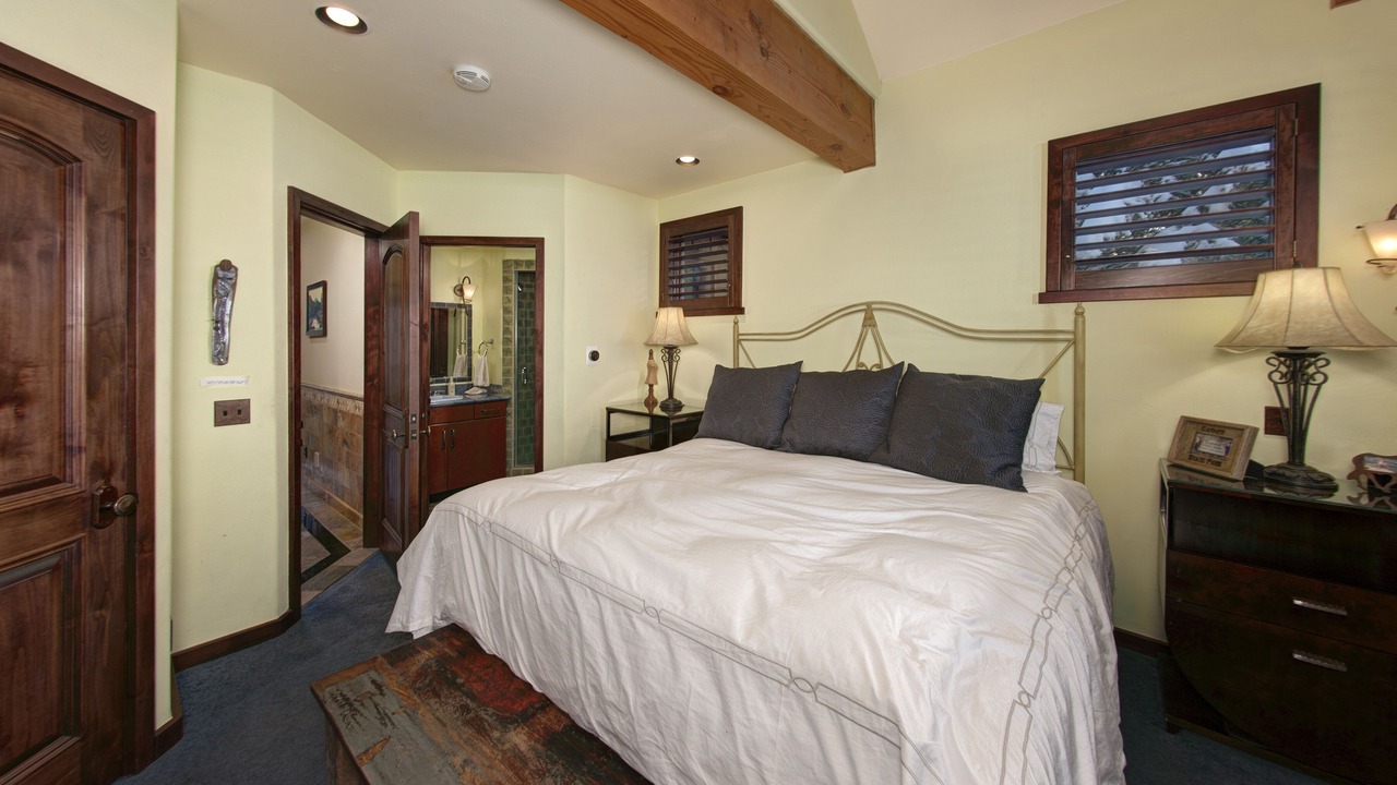 Photo of Bedroom in Four O'Clock