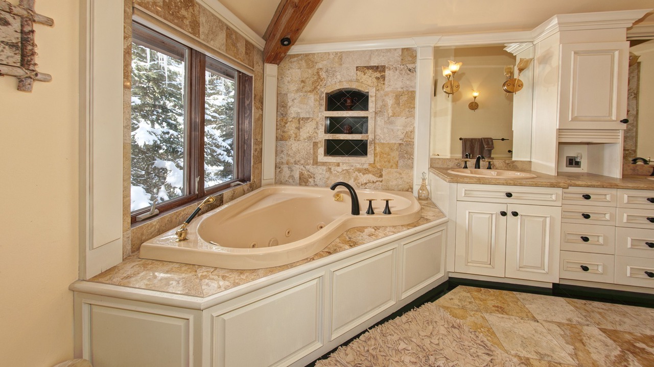 Photo of Bathroom in Four O'Clock