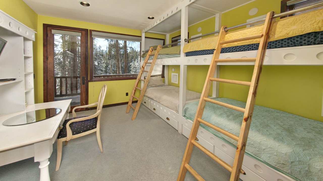 Photo of Bedroom in Four O'Clock