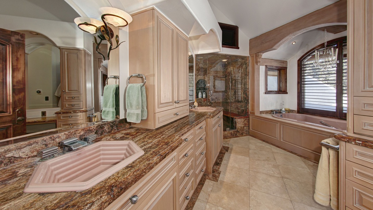 Photo of Bathroom in Four O'Clock