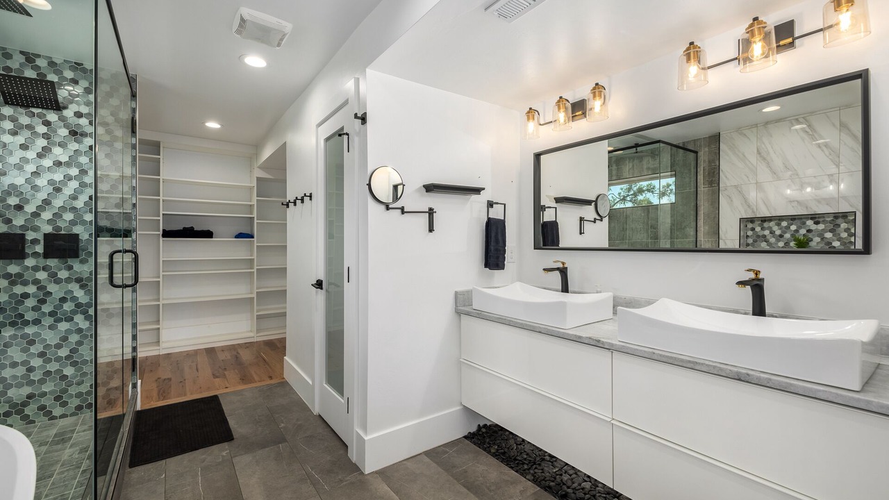 Photo of Bathroom in Overland