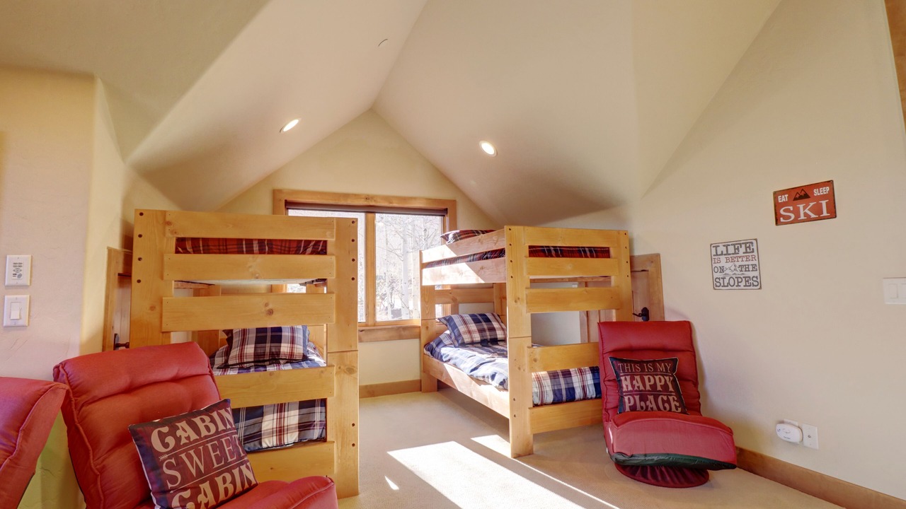 Photo of Bedroom in Three Peaks