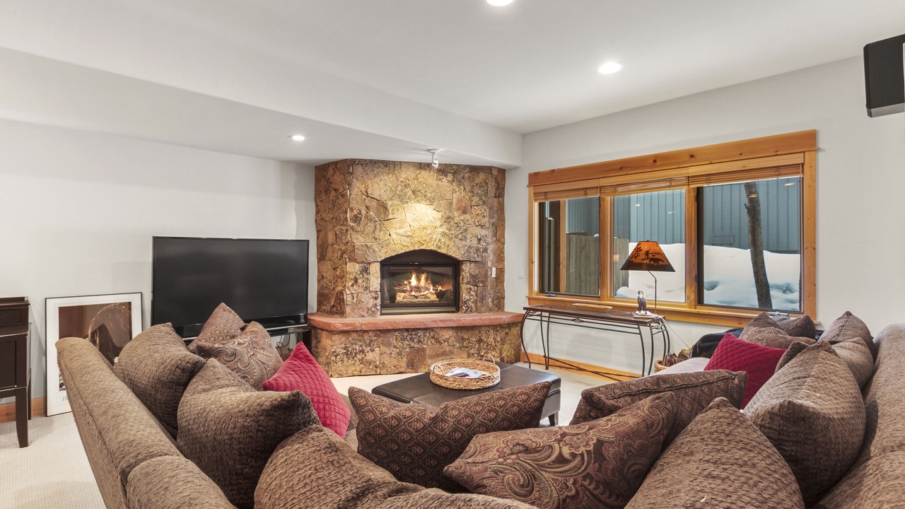 Photo of Livingroom in Warrior's Mark West