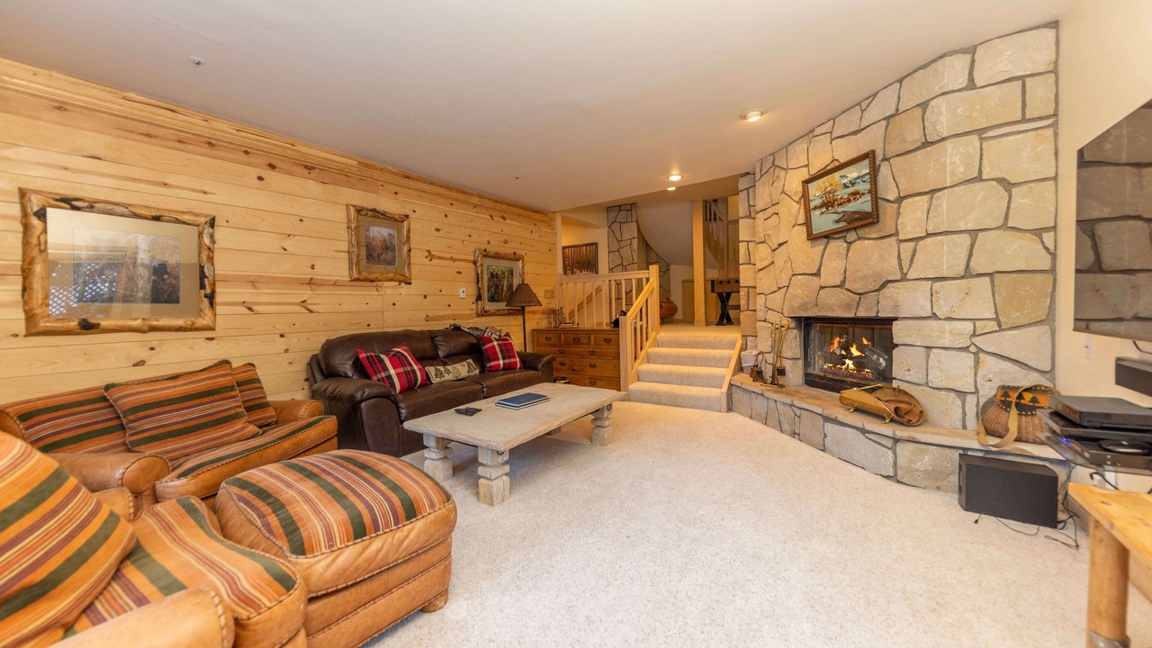 Photo of Livingroom in Warrior's Mark West