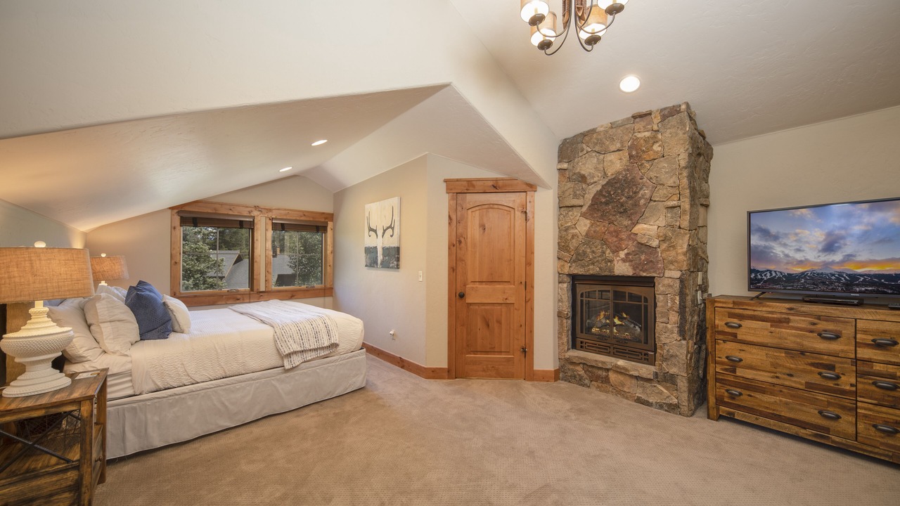 Photo of Bedroom in Peak 8