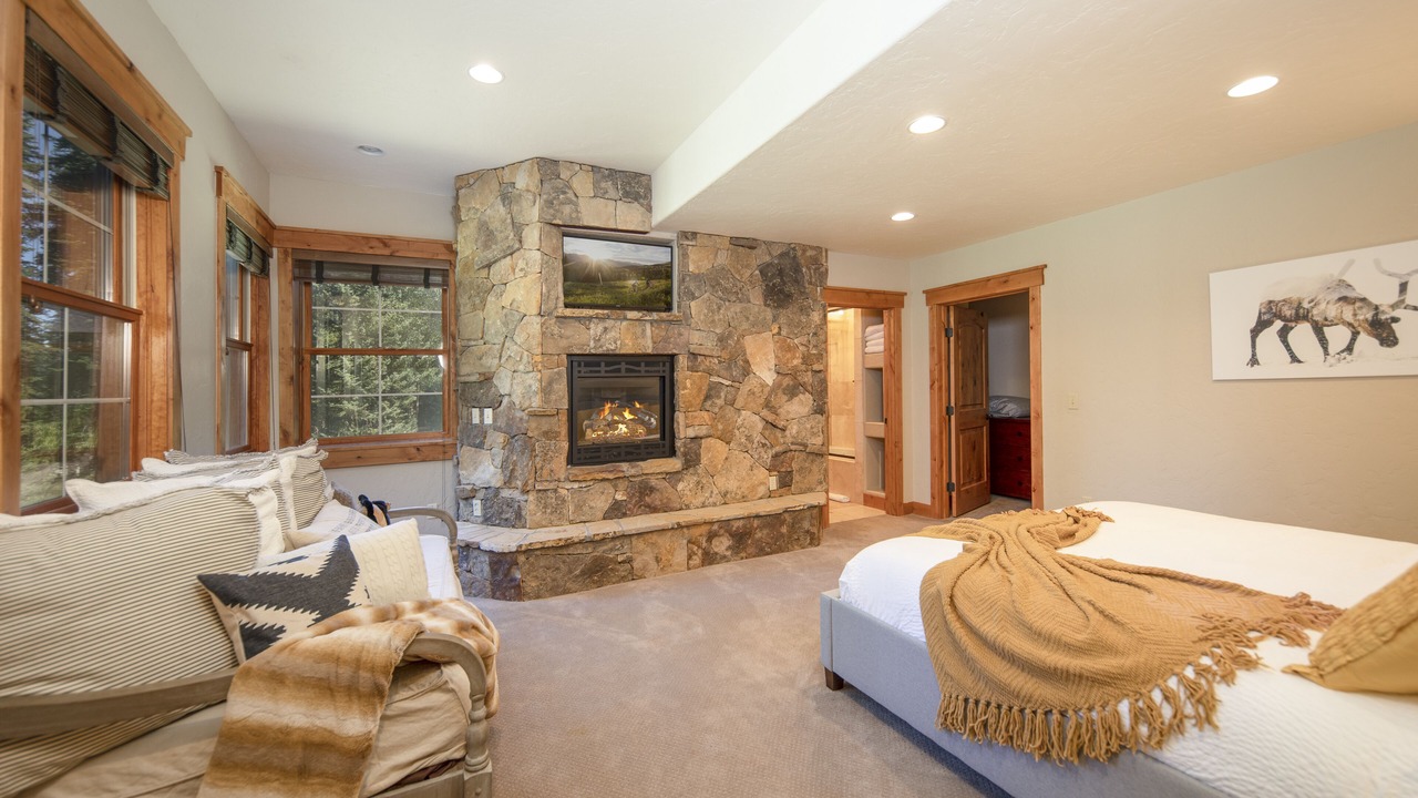 Photo of Bedroom in Peak 8
