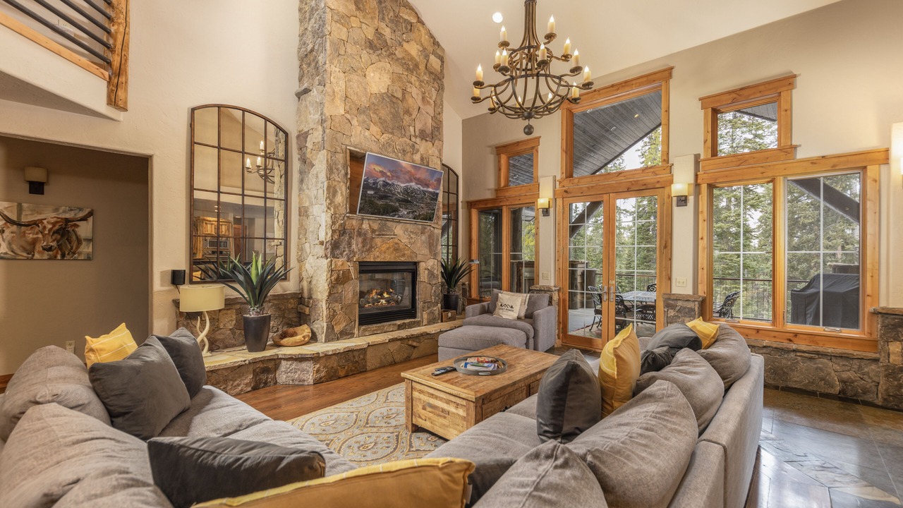 Photo of Livingroom in Peak 8